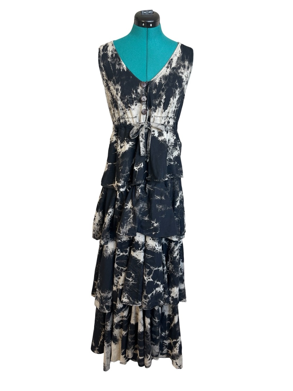 Gaerabert Boho Queen Sleeveless Tiered Tie Dye Maxi Dress in Black & Cream